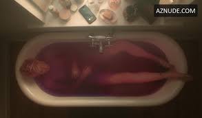 Mae Martin Breasts hot scene in Feel Good - UPSKIRT.TV