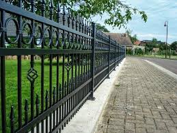Zaun Aus Polen Mit Montage Metallzaun Regulazaun In 2020 Zaune Aus Polen Metallzaun Zaun
