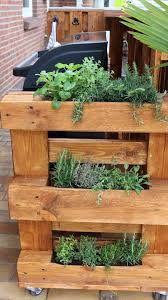 Diy und dekoideen für die garten terrasse mit outdoor küche im boho look mit upcycling sitzbänken aus terrassenholz und vorher nachher bildern des makeovers. á Krauterbeet Aus Paletten Europaletten Beet Bauen Bepflanzen