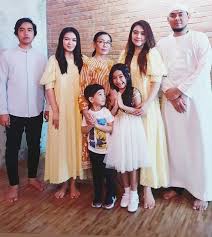 Meski sebagai menantu presiden, fashion item selvi ananda ada yang murah juga, lho. 5 Tahun Jadi Mantu Presiden Dan Jadi Mualaf Selvi Ananda Kembali Jadi Sorotan Saat Lebaran Bersama Keluarga Besarnya Netizen Sederhana Amat Gak Pakai Sandal Semua Halaman Grid Id