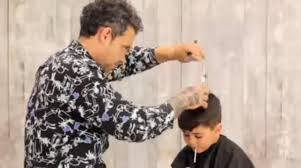 Legt eurem kind ein handtuch um und schneide in einem raum, in dem die haare leicht zu entfernen sind, z. Kinder Haarschnitt Tutorial