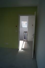 Eine struktur bekommen sie in den rollputz nur, wenn sie sofort nach dem auftragen mit einem pinsel oder einer strukturrolle nacharbeiten. Osb Platten Verlegt Decken Mit Rollputz Verputzt Buros Fertig Gestrichen Flair 125