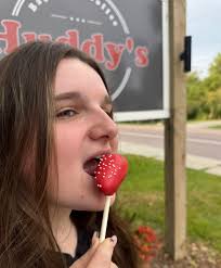 Bite into the last bits of summer with our STRAWBERRY 🍓 Cake pops ❕❕ What  was your favorite summer memory? Share with us below ⬇️