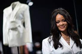 Vendue sur internet et dans les boutiques. Rihanna Devient La Chanteuse La Plus Riche Au Monde