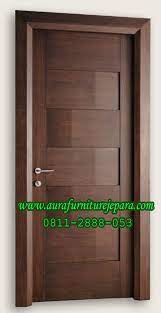 Bentuk rumah modern, unik dengan desain pintu minimalis dari kayu yang meninggalkan kesan elegan, pasti membuat siapapun penasaran siapa pemilik rumah indah yang ada di dalam. Pintu Kamar Rumah Minimalis Kayu Jati Aura Furniture Jepara Aura Furniture Jepara