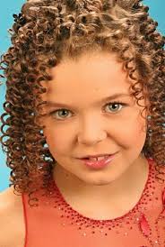 Она подарила ей недавно написанную песню «рушничок», а в дальнейшем написала ещё несколько песен: Bdzhilka Uzhe Ne Ta Evolyuciya Vneshnosti Ukrainskoj Pevicy Aliny Grosu