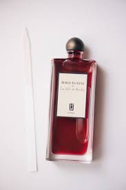 Serge Lutens La Fille De Berlin Eau De Parfum La Fille De Berlin Collection De Parfums Parfum Rouge Et Flacons De Parfum