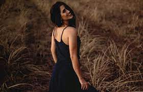 Fotos Gratis Persona Nina Mujer Campo Fotografia Hembra Modelo Primavera Moda Dama Pelo Largo Caucasico Vestir Belleza Vestido Abdomen Sesion De Fotos Pelo Castano Fotografia De Retrato Modelo De Arte Supermodelo