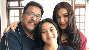 Berkat film parasite, bong joon ho berhasil memboyong empat buah oscar tahun 2020, serta penghargaan di ajang perfilman bergengsi yang lainnya. 6 Fakta Rey Bong Pemeran Joko Di Sinetron Dari Jendela Smp Showbiz Liputan6 Com