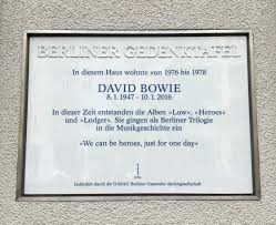 Berlin Hauptstrasse 155 Schonefeld The Place Where David Bowie Lived For A Few Years En After His Passing The House Got This Mit Bildern David Bowie Bowie Musikgeschichte