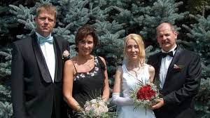 Se pare că fotografia a fost făcută în cisnădie, județul sibiu, în timpul unei pauze pe care tânărul klaus și amicii lui o făcuseră după o plimbare cu bicicleta. Foto Carmen Si Klaus Iohannis Poze Inedite Din TinereÅ£e