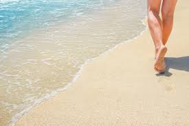 Part of prints and tracks of tire, foot, feet, sun sea slippers in beach sand. Bilder Spuren Im Sand Gratis Vektoren Fotos Und Psds