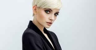 Cheveux courts qui a dit que les boucles n'étaient réservées qu'aux femmes aux cheveux longs ? Cheveux Courts 10 Stars Qui Nous Inspirent Magazine Avantages
