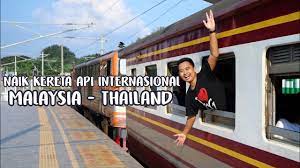 Antri untuk cap keluar di paspor; Seru Banget Naik Kereta Api Internasional Ke Thailand Trip By Kereta Api Malaysia Thailand Youtube