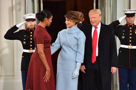 Melania trump abandonó washington con su marido en un brazo y aferrada a un bolso de 75.000 dólares en el otro como emblema de la de melania trump a jacqueline kennedy, pasando por hillary clinton o nancy reagan, los estilismos de las esposas de los presidentes llevaban implícitos. Melania Trump Come Jakie Il Look Per L Insediamento Esteri Quotidiano Net