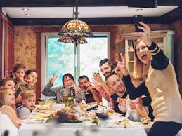 En navidad ponemos los árboles con algunos regalos y el día 24 cenamos en familia y tomamos yuca, lechón asado, arroz en méxico en navidad celebramos con la familia el nacimiento de jesús; Juegos Divertidos Para Navidad En Familia Viral Las Estrellas Tv