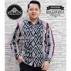 Kemeja batik merupakan fashion item yang wajib dimiliki oleh pria untuk dipakai pada acara formal seperti pesta atau bahkan pergi ke kantor. 1