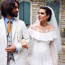 April 1986 frau tv fernsehen musik gesang fotomodell pop popmusik popsängerin leger dunkelhaarig lockig locken sonnenbrille female singer princess hoch halb portrait stehend neutral +++ imago images / teutopress. 39 Of The Most Iconic Royal Wedding Dresses Throughout History