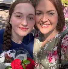 Please keep Lauren Alaina- her Aunt Kim and family in your prayers. Holly  passed away this morning. 😢😢