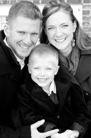 Poses Of Family Pictures With A Toddler Family Pose With One Child Family Portrait Poses Family Picture Poses Family Photo Pose