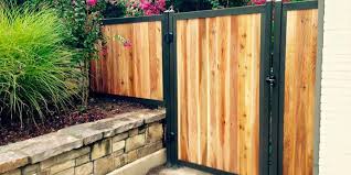 Privacy Fence With Metal Posts Frame Outlasts Wood Fencetrac Aluminumfence