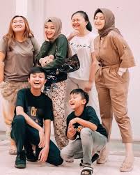 Lina meninggalkan 4 orang anak hasil pernikahannya yang. Jadi Istri Sule Simak 10 Fakta Dj Nathalie Holscher Kelahiran 1992