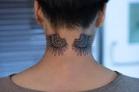 90 Tatuajes En La Nuca Asombrosos Los Mejores Tatuajes Como puedes ver, hay tatuajes para hombres de todos los gustos y no te tienes porque sentir encasillado a un solo modelo, puedes reinventar y crear tu propio estilo, ya dependerá del artista, tu nivel de dolor y presupuesto. 90 tatuajes en la nuca asombrosos