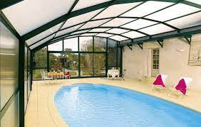 Vous souhaitez vous baigner et profiter de votre piscine à l'abri du vent et des intempéries ? Existe T Il Plusieurs Sortes D Abris De Piscine Faq Piscines Desjoyaux