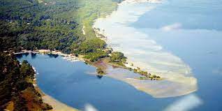 Deuxième lac d'eau douce de france, réputé pour sa tranquillité, protégé du vent par sa forêt, il dispose de nombreuses plages. Reglementation De L Acces Au Domaine Militaire Sur Le Lac