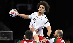 قال رئيس الوزراء الياباني يوشيهيده سوجا، اليوم الاثنين، إن دورة الألعاب الأولمبية المقبلة بالعاصمة طوكيو قد تقام بدون جماهير في حالة تفاقم الأوضاع في اليابان فيما يتعلق بشأن جائحة فيروس كورونا المستجد، والحاجة إلى. Ø¹Ù„ÙŠ Ø²ÙŠÙ† ØªØ¹Ø±Ù Ø¹Ù„Ù‰ Ù†Ø¬Ù… Ù…Ù†ØªØ®Ø¨ Ù…ØµØ± Ø§Ù„Ù…Ù†ØªÙ‚Ù„ Ø¥Ù„Ù‰ Ø¨Ø·Ù„ Ø£ÙˆØ±ÙˆØ¨Ø§ ÙƒØ§ÙŠØ±ÙˆØ³ØªÙŠØ¯ÙŠÙˆÙ…