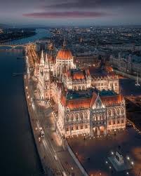 Que vous vouliez découvrir la ville comme un touriste ou de façon plus locale, consultez cette super ressource avant de partir. Destinations Europe Voyage On Instagram Avec Ses 18000 M2 Le Parlement Hongrois Est L Un Des Plus Grands D Eu Budapest Travel Budapest Budapest Hungary