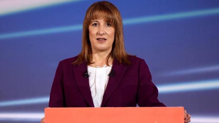 Rachel Reeves unveils plan to cut red tape for business - BBC News