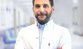 Karın şişliği için hastaneye gitti, böbreğinden 23 santimetrelik kist  çıkarıldı