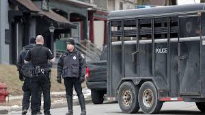 Von dienstagabend an geht es für die beiden teams in maximal sieben partien um. Schusse In Us Stadt Angreifer Totet Funf Menschen In Milwaukee Zdfheute