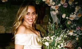 Miley cyrus has shared a bunch of brand new photos and videos from her wedding. Miley Cyrus Shares Unseen Photos From Wedding To Liam Hemsworth Hello