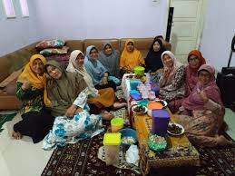 Synopsis sekelompok enam remaja mendapati diri mereka dihantui dan diteror oleh kuntilanak ketika mereka mencoba menemukan teman mereka yang hilang di dalam lawang sewu, sebuah bangunan yang diduga berhantu di. Hut Kemerdekaan Ri Ibu Ibu Desa Kedok Turen Malang Lakukan Ini Beritajatim Com