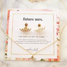 Of course, gifts aren't one size fits all. 20 Best Engagement Gift Ideas For 2020 Bridalpulse