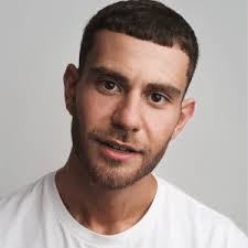 Elliot Griggs's Instagram, Twitter & Facebook