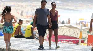 Maria júlia coutinho portes, conhecida como maju coutinho (são paulo, 10 de agosto de 1978), é uma jornalista, apresentadora, comentarista, radialista e repórter brasileira. Maju Curte A Praia Do Lebron No Rio Jornal Da Regiao