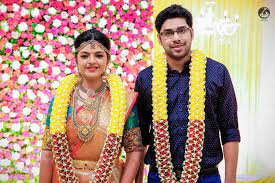 The garlands can be shipped on time and you can also get it delivered on short notice. Shopzters Is A South Indian Wedding Website Indian Wedding Garland Flower Garland Wedding Garland Wedding