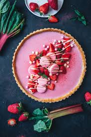 Rhabarber Panna Cotta Tarte Mit Erdbeeren Macarons Fur Muttertag Rezept In 2020 Lebensmittel Essen Hubsche Geburtstagskuchen Panna Cotta