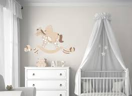 Ecco qualche idea per far sì che abbiano tutto ciò di cui hanno bisogno, anche in un piccolo spazio. Adesivi Murali Bambini Decorazioni Camerette Cavallo A Dondolo Decorazioni Decalcomanie Pareti Cameretta Neonato Idee Cameretta Neonato Camerette