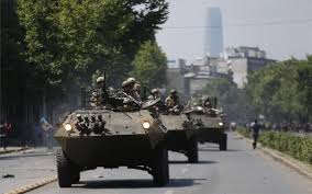 Desde las 20.00 hrs regirá el toque de queda para este día lunes 21.para la región metropolitana, el toque de queda comenzará a aplicarse desde las 20.00 hrs y continuará hasta mañana martes a las 06.00 am. Extienden En Chile Toque De Queda A Tres Ciudades Mas Por Disturbios