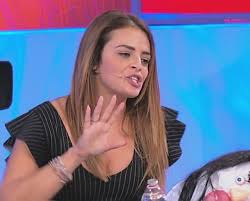 Lo scontro è iniziato per certi versi all'improvviso ed è parso che l'autiero ne sia uscita vincitrice agli occhi dei telespettatori. Uomini E Donne Aurora E Roberta Arrivano Quasi Alle Mani
