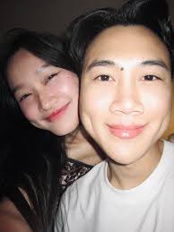 เธอเป็นใครนะ เมื่อเธอหันหน้ามาไม่กี่ที ดวงใจที่เคยริบหรี่  กลับมาสว่างไสว..✨💖