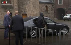 Minister kajsa ollongren (binnenlandse zaken) ondervindt complicaties sinds een operatie en is langer afwezig, waardoor een stoelendans plaatsvindt in het kabinet. Ybx1hr5izs7sfm
