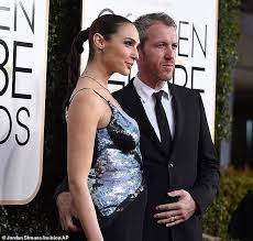 Gal gadot has been all over our radar thanks to the overwhelming success of wonder woman, but her husband, yaron versano, caught our attention over the weekend. Gal Gadot Says It Meant A Lot To Have Husband And Daughters Make Cameos In Wonder Woman 1984 Aktuelle Boulevard Nachrichten Und Fotogalerien Zu Stars Sternchen