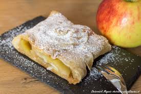Apfelstrudel Rezept Nach Omas Art Steirische Spezialitaten Rezept Apfelstrudel Rezept Topfenstrudel Rezept Strudelteig Rezept