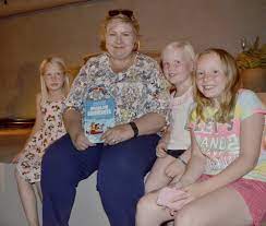 For saker til forvaltningen, henvend deg til rette myndighet for saksbehandling. Kultur Stavern Erna Leste For Barn Og Tok Selfie Runde I Stavern