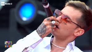 Come ha spiegato in un'intervista, il. Achille Lauro Chi E Eta Nome Vero Altezza Fidanzata Sanremo 2019
